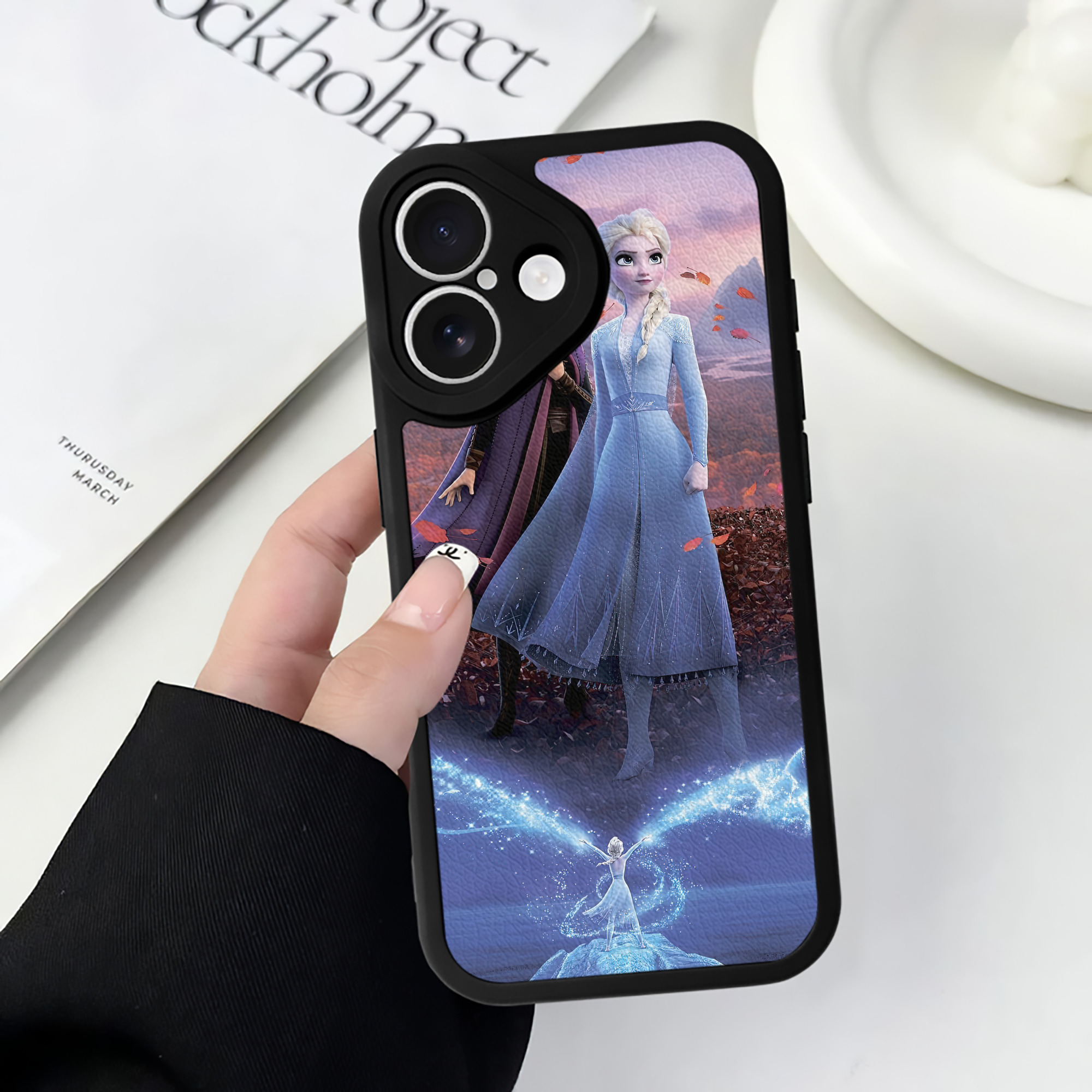 （画像用） アナと雪の女王 アンナ エルサ Frozen Anna Elsa 【iPhone 16シリーズ対応】シリコンスマホケース（レザー調） 材質：シリコン